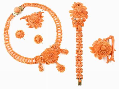 Parure Girocollo, Bracciale, Due Spille e Orecchini a Motivi Floreali in Corallo Arancio