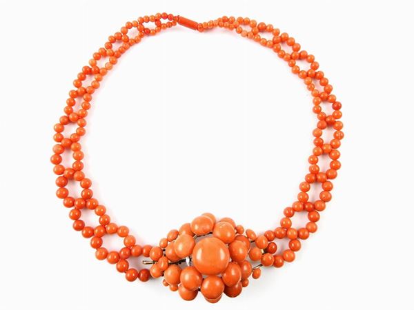 Graduated orange coral necklace with centra floral motif  (first half of 20 century)  - Auction Jewels and Watches - First Session - I - Maison Bibelot - Casa d'Aste Firenze - Milano