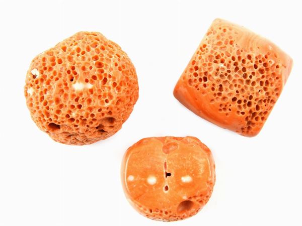 Tre grossi pezzi forati di corallo rosso arancio grezzo  - Asta Gioielli e Orologi - Prima Sessione - I - Maison Bibelot - Casa d'Aste Firenze - Milano