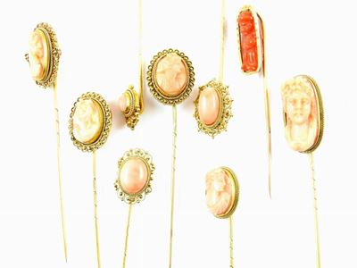 Nove Spilloni in Oro Giallo 500/1000 con Cammei o Cabochons di Corallo Rosa e Rosso