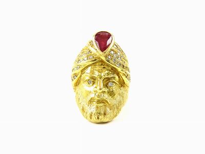Anello Sbalzato in Oro Giallo, Diamanti e Rubino