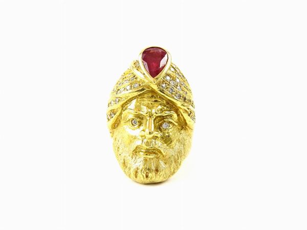 Embossed yellow gold ring with diamonds and ruby