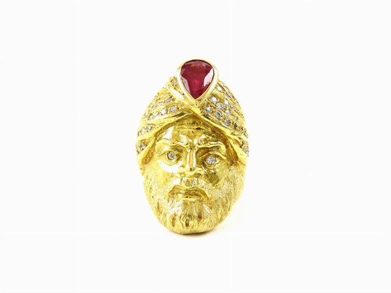 Anello Sbalzato in Oro Giallo, Diamanti e Rubino