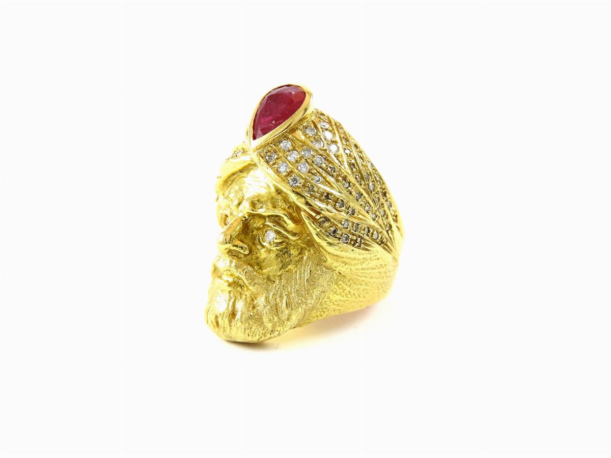 Anello Sbalzato in Oro Giallo, Diamanti e Rubino