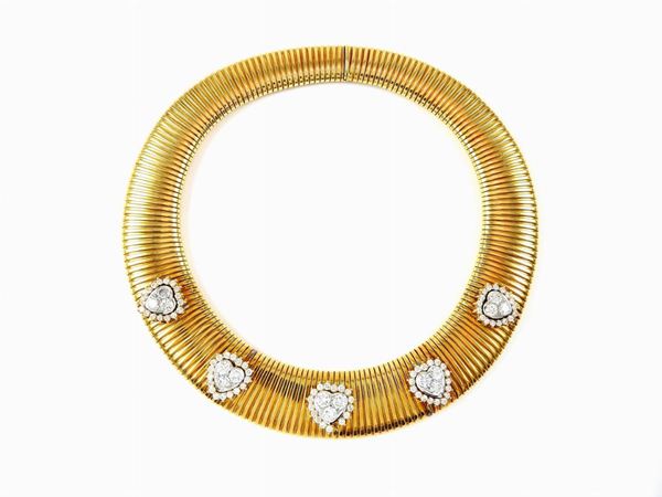 Girocollo in oro giallo tubogas con cinque applicazioni a forma di cuore in oro bianco e diamanti