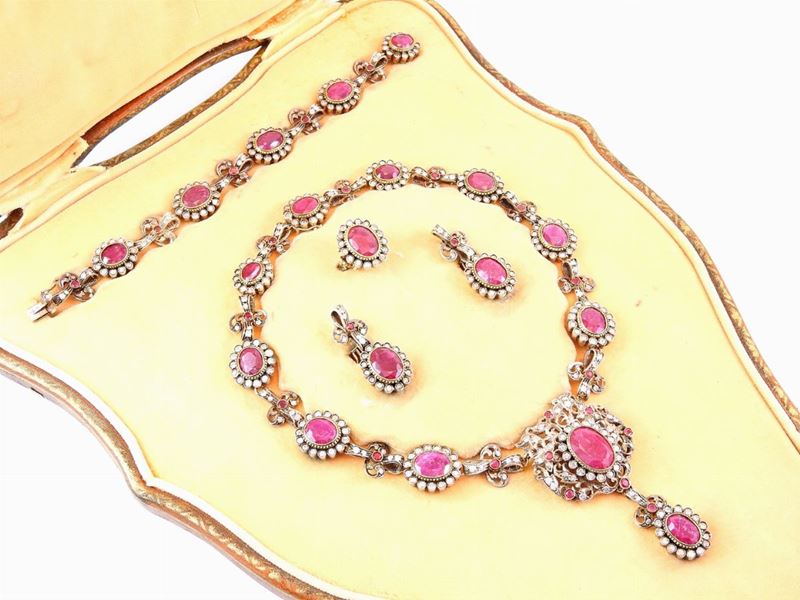 Parure Girocollo, Bracciale, Orecchini e Anello in Oro Giallo, Argento, Rubini e Diamanti