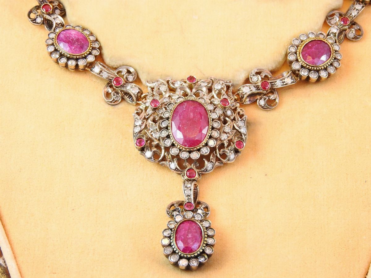 Parure Girocollo, Bracciale, Orecchini e Anello in Oro Giallo, Argento, Rubini e Diamanti