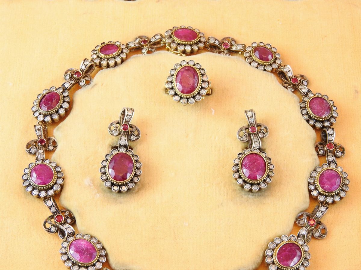 Parure Girocollo, Bracciale, Orecchini e Anello in Oro Giallo, Argento, Rubini e Diamanti