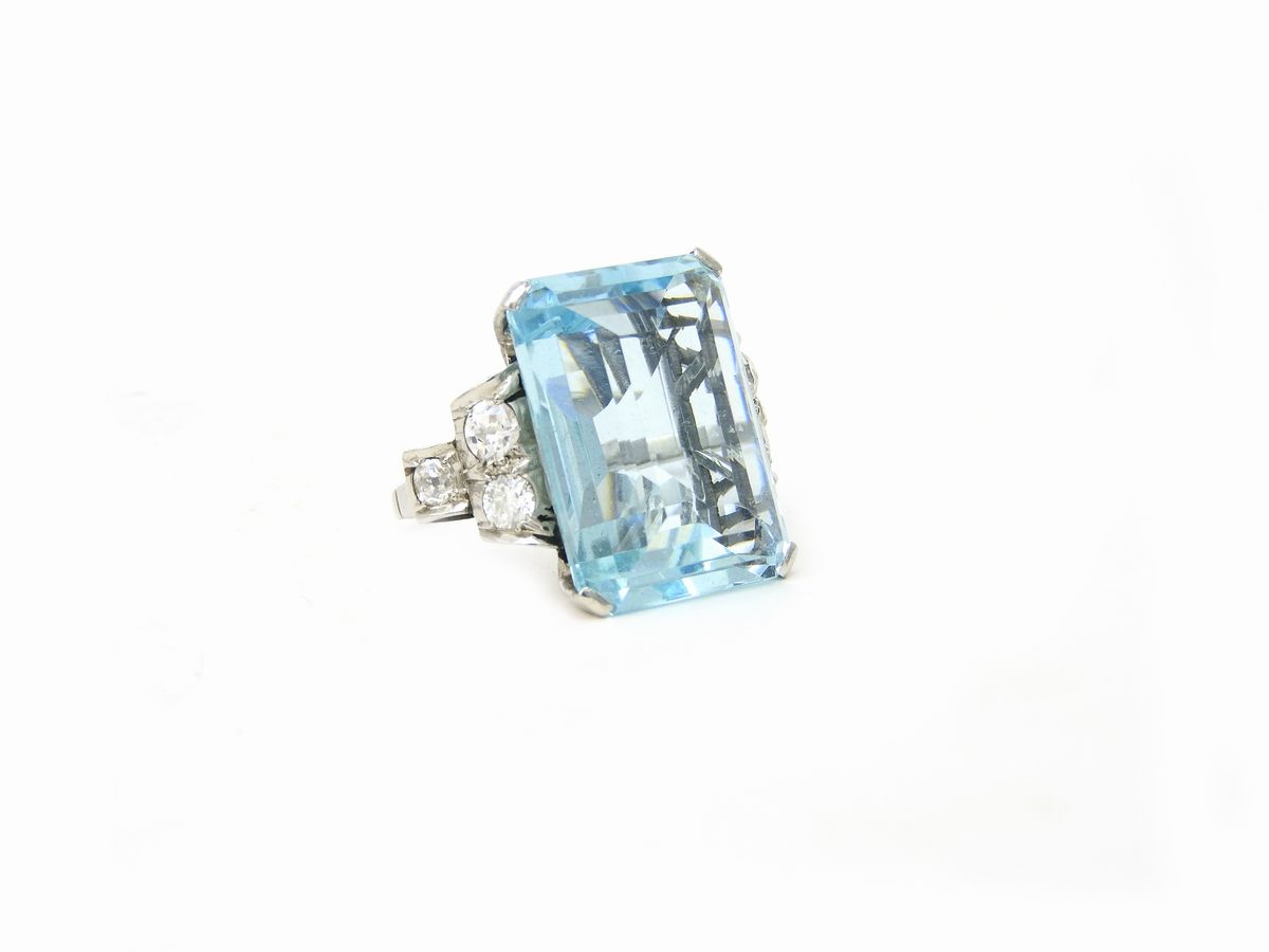 Anello in Platino, Diamanti e Acquamarina