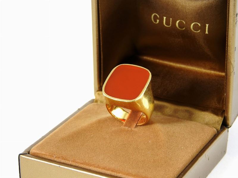 Anello a Sigillo Gucci in Oro Giallo con Piastra di Corniola