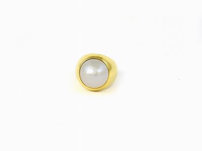Anello in Oro Giallo con Perla Mabe