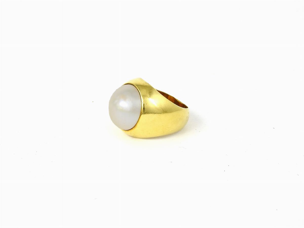 Anello in Oro Giallo con Perla Mabe