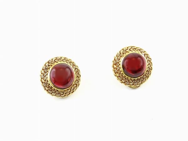 Yellow gold earrings with garnets