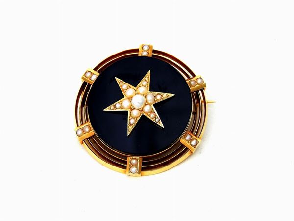 Yellow gold brooch with onyx and pearls