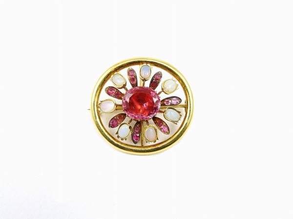 Yellow gold brooch with tourmaline and precious opals
