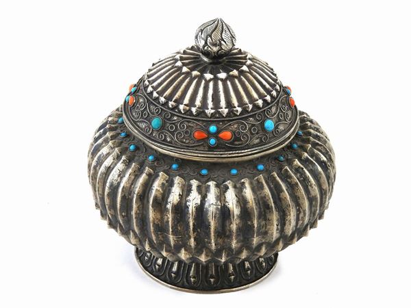A Silver Box  (China/Mongolia, 19th Century)  - Auction Furniture and Paintings from a House in Val d'Elsa / A Collection of Modern and Contemporary Art - Lots 304-590 - II - Maison Bibelot - Casa d'Aste Firenze - Milano