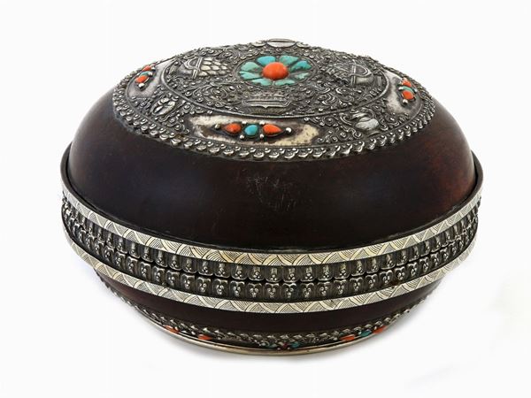 A Round Silver and Burr Box  (China/Mongolia, 19th Century)  - Auction Furniture and Paintings from a house in Val d'Elsa - Lots 1-303 - I - Maison Bibelot - Casa d'Aste Firenze - Milano