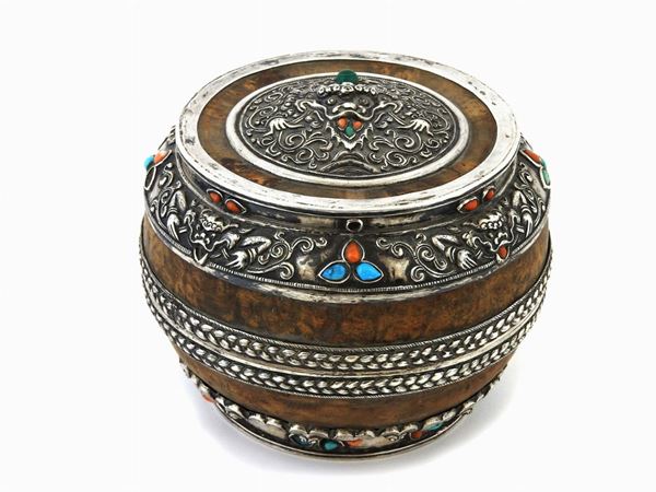 A Round Silver and Burr Box  (China/Mongolia, 19th Century)  - Auction Furniture and Paintings from a house in Val d'Elsa - Lots 1-303 - I - Maison Bibelot - Casa d'Aste Firenze - Milano
