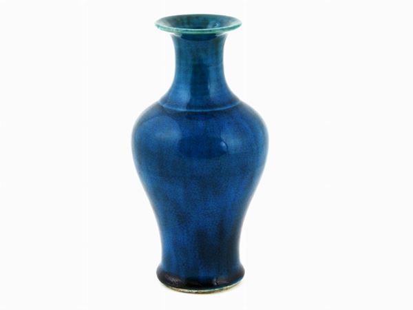 Piccolo vaso in porcellana smaltata blu
