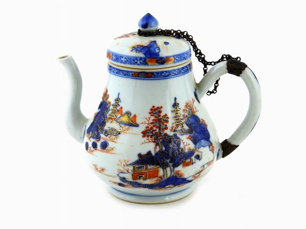 A Painted Porcelain Teapot  (Japan, late 19th Century)  - Auction Furniture and Paintings from a House in Val d'Elsa / A Collection of Modern and Contemporary Art - Lots 304-590 - II - Maison Bibelot - Casa d'Aste Firenze - Milano