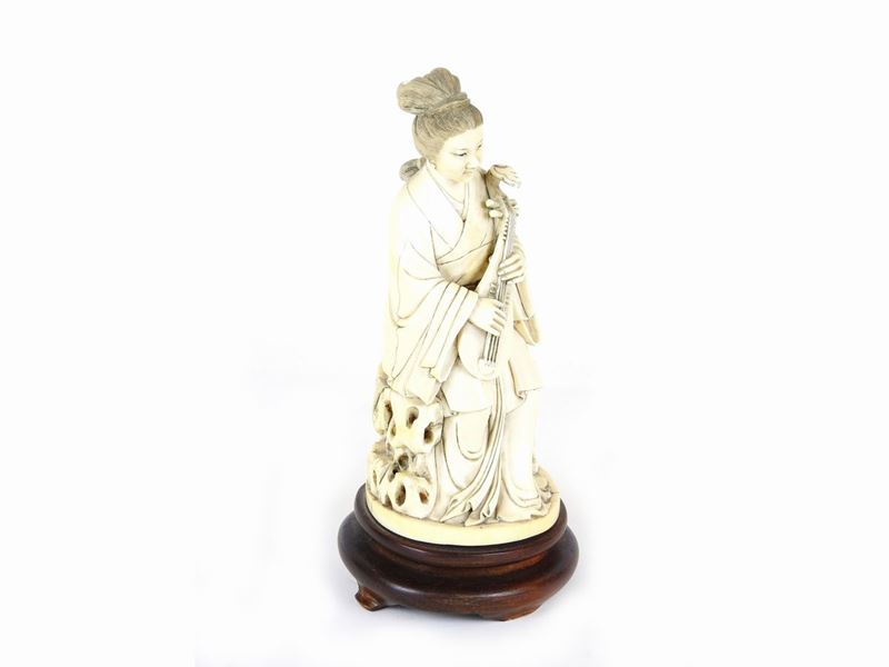 Figura Femminile in Avorio Scolpito