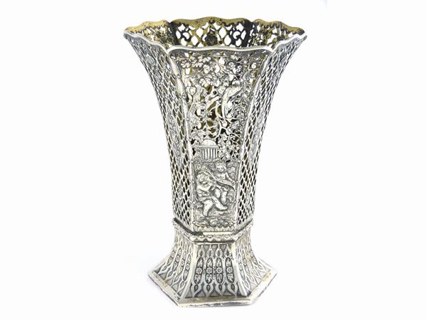 A Silver Flower Vase  (Italy, late 19th/early 20th Century)  - Auction Furniture and Paintings from a House in Val d'Elsa / A Collection of Modern and Contemporary Art - Lots 304-590 - II - Maison Bibelot - Casa d'Aste Firenze - Milano