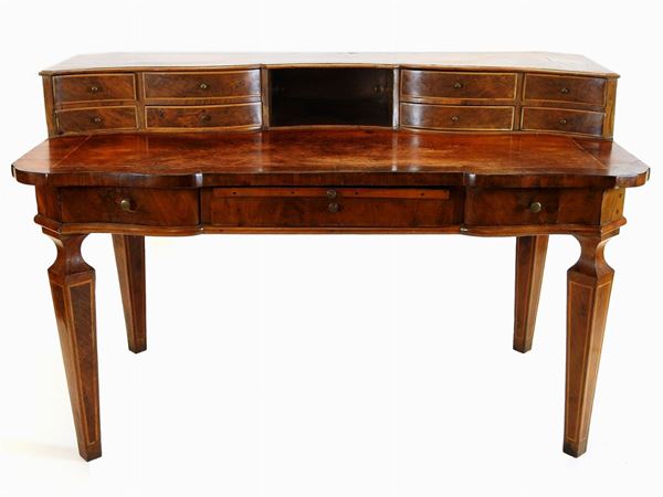 A Walnut Veneered Desk Table  (late 18th Century)  - Auction Furniture and Paintings from a house in Val d'Elsa - Lots 1-303 - I - Maison Bibelot - Casa d'Aste Firenze - Milano