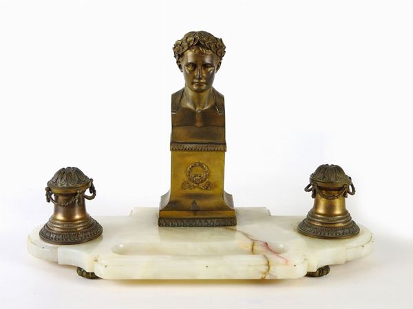 An Alabaster and Metal Inkstand  (19th Century)  - Auction Furniture and Paintings from a house in Val d'Elsa - Lots 1-303 - I - Maison Bibelot - Casa d'Aste Firenze - Milano