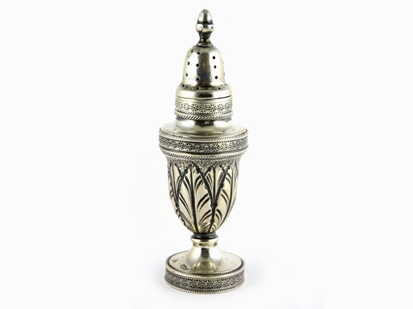 A Silver Sugar Shaker  (19th Century)  - Auction Furniture and Paintings from a House in Val d'Elsa / A Collection of Modern and Contemporary Art - Lots 304-590 - II - Maison Bibelot - Casa d'Aste Firenze - Milano