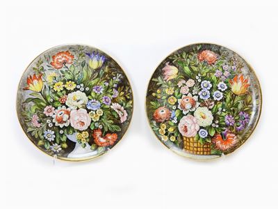 Coppia di Piatti da Parata in Ceramica Policroma