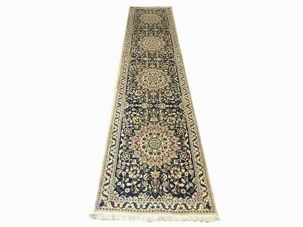 A Persian Nain Long Carpet  - Auction Furniture and Paintings from a House in Val d'Elsa / A Collection of Modern and Contemporary Art - Lots 304-590 - II - Maison Bibelot - Casa d'Aste Firenze - Milano