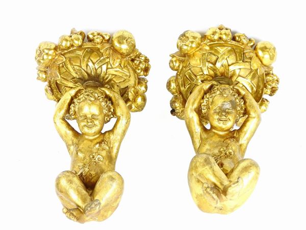A Pair of Gilded Papier-maché Wall Shelves  (Tuscany, 19th Century)  - Auction Furniture and Paintings from a House in Val d'Elsa / A Collection of Modern and Contemporary Art - Lots 304-590 - II - Maison Bibelot - Casa d'Aste Firenze - Milano