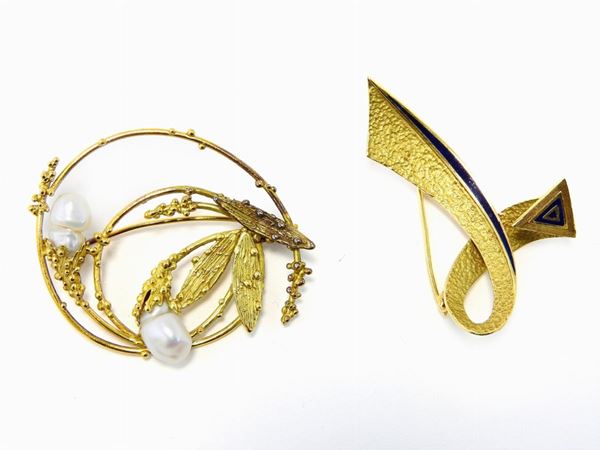 Due spille di design in oro giallo, smalto blu e perle barocche