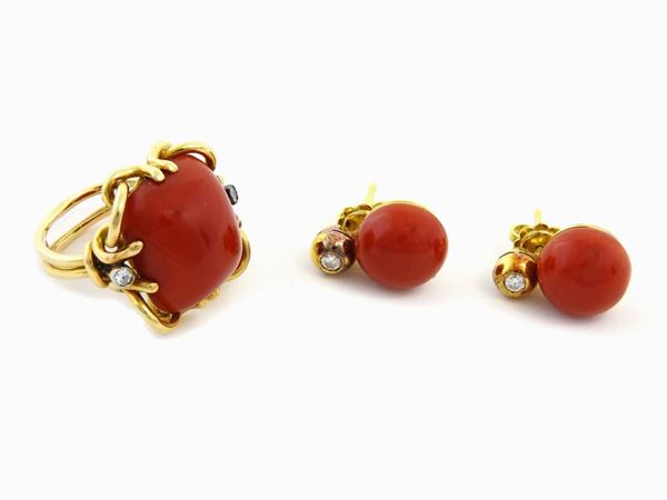 Demi parure of yellow gold ring and earrings with diamonds and moro coral
