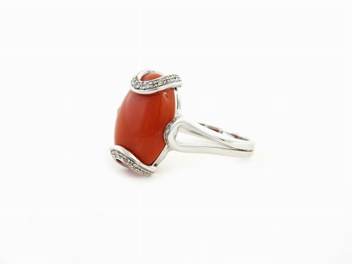 Anello in Oro Bianco, Corallo Rosso e Diamanti