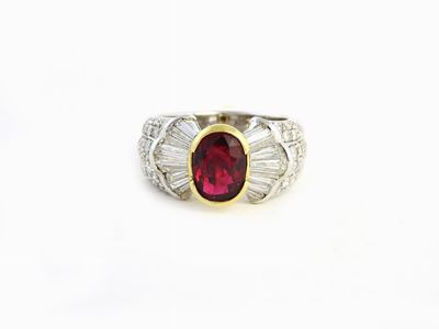 Anello in Oro Bianco e Giallo con Diamanti e Rubino