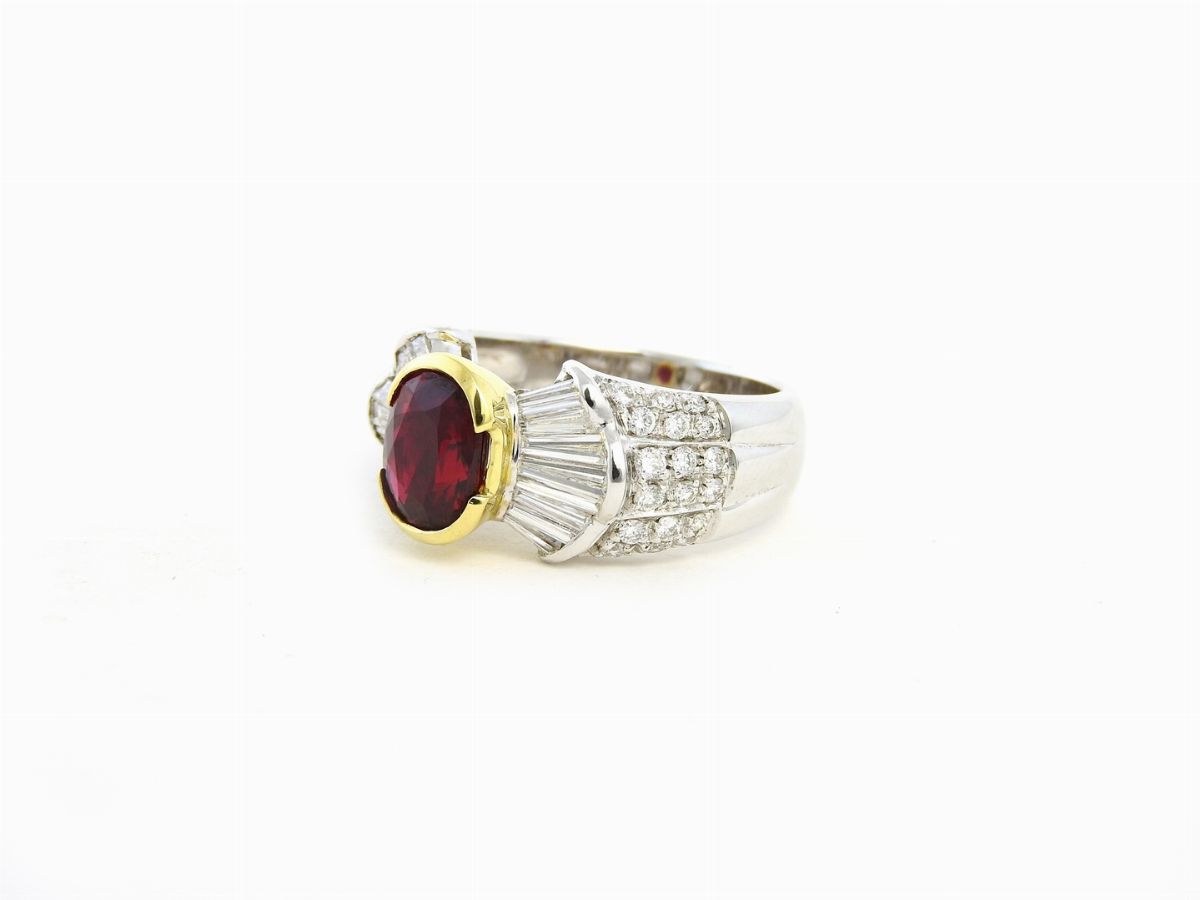 Anello in Oro Bianco e Giallo con Diamanti e Rubino