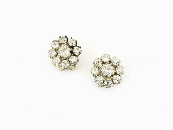 White gold daisy-shaped earrings with diamonds