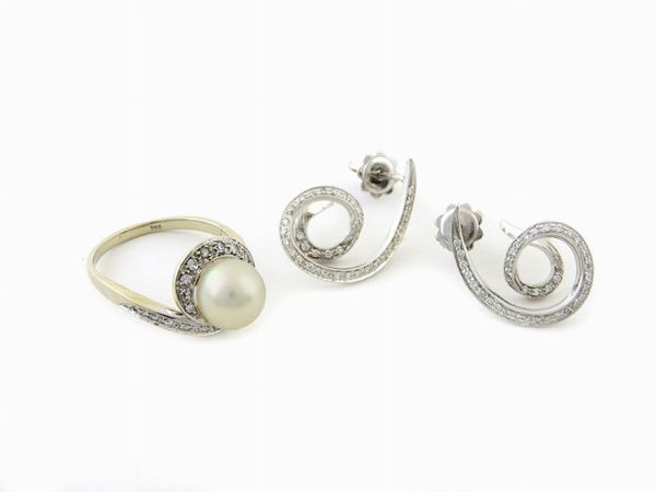 Demi parure anello e orecchini in oro bianco, diamanti e perla coltivata Akoya