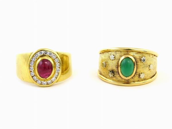 Two yellow gold band rings with diamonds, ruby and green agate