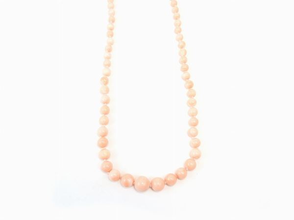 Pink coral, yellow gold and diamonds graduated necklace