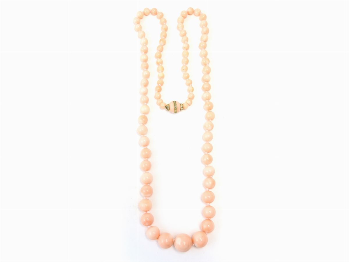 Collana Scalare di Corallo Rosa, Oro Giallo e Diamanti