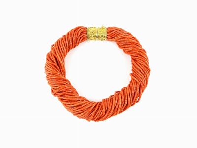 Torchon Formato da 39 Fili di Corallo Arancio con Fermezza in Oro Giallo