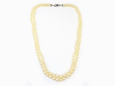 Girocollo Scalare a Due Fili di Perle con Fermezza in Oro Bianco con Diamanti e Zaffir