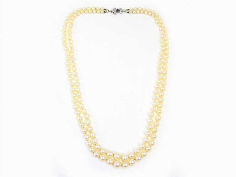Girocollo Scalare a Due Fili di Perle con Fermezza in Oro Bianco con Diamanti e Zaffir