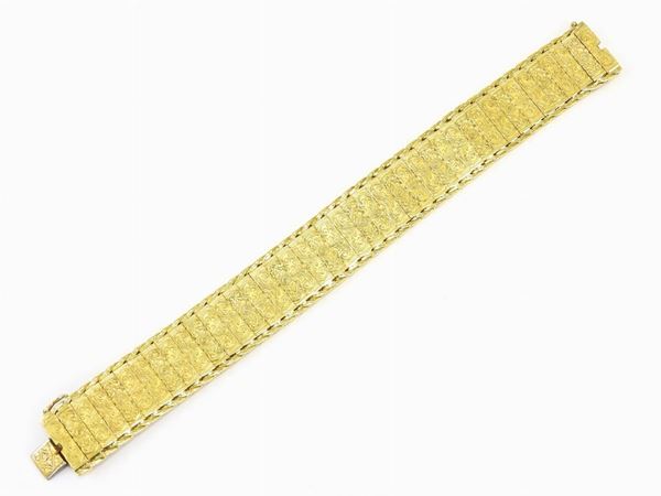 Yellow gold semi rigid bracelet with moulded links