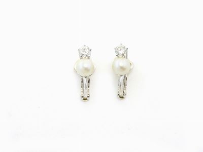 Orecchini in Oro Bianco con Diamante e Perla Coltivata Akoya