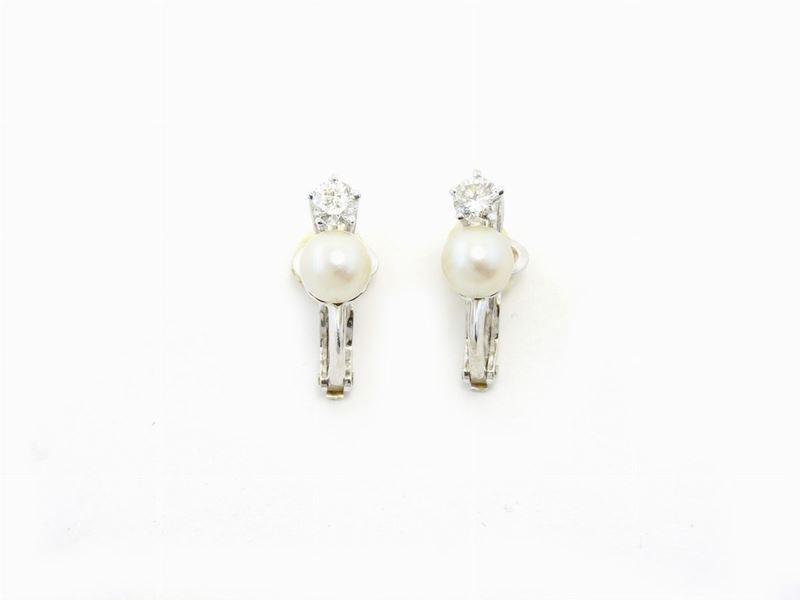 Orecchini in Oro Bianco con Diamante e Perla Coltivata Akoya