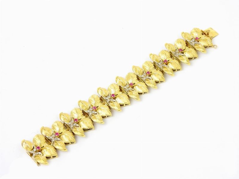 Bracciale Formato da Dieci Piastre in Oro Giallo, Diamanti e Rubini