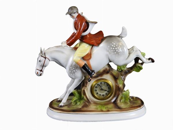 A Polychrome Porcelain Figural Mantel Clock  (Germany, early 20th Century)  - Auction Furniture and Paintings from a house in Val d'Elsa - Lots 1-303 - I - Maison Bibelot - Casa d'Aste Firenze - Milano